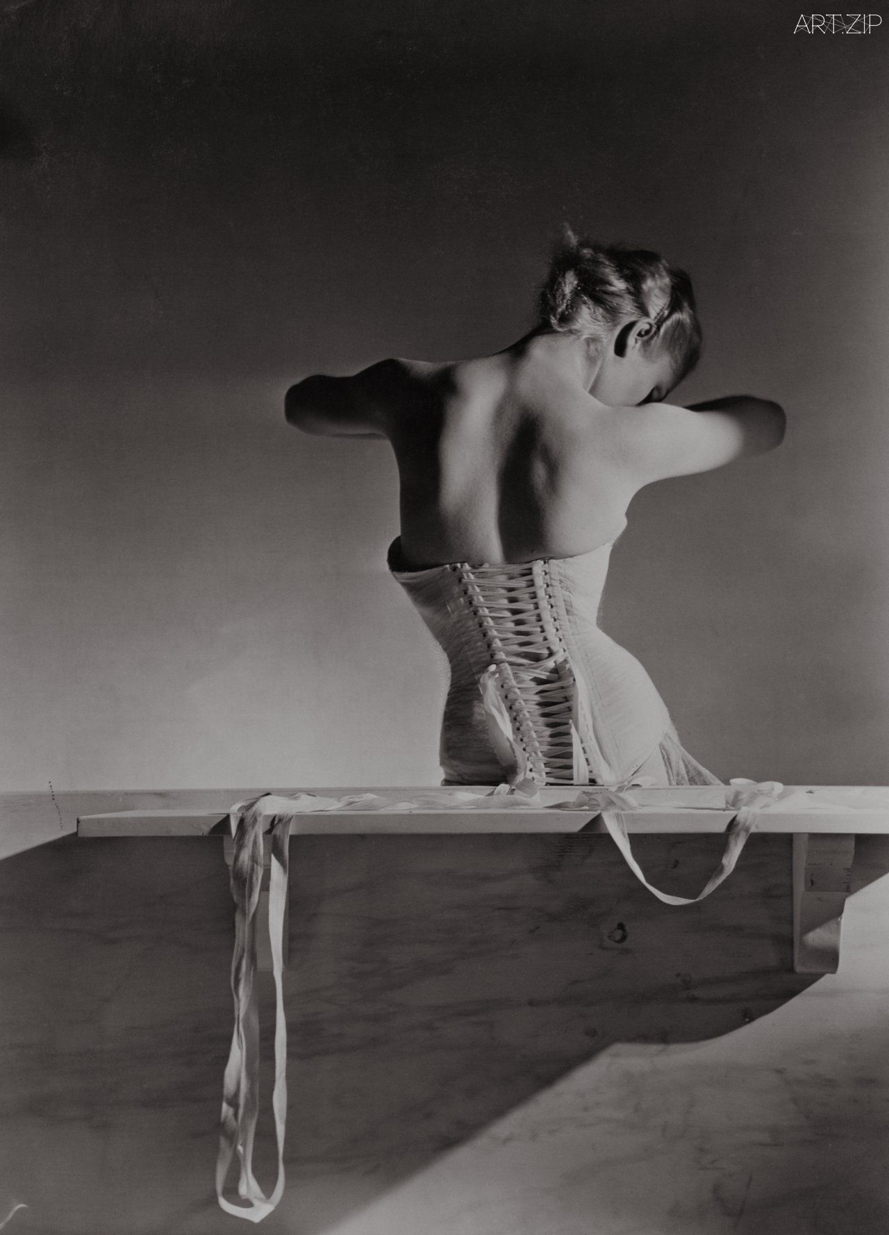 6._Corset_by_Detolle_for_Mainbocher_1939__Conde_Nast_Horst_Estate